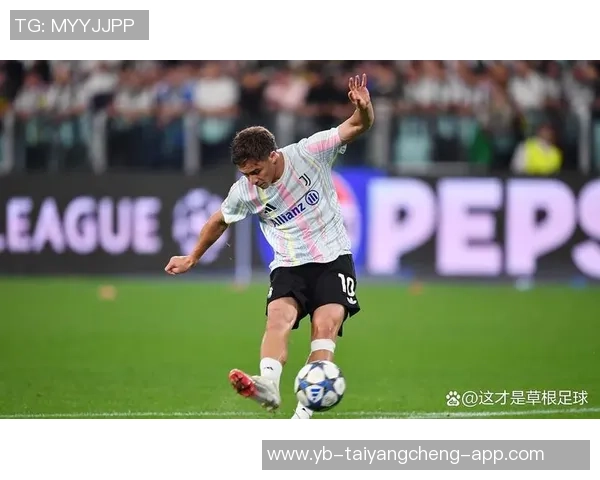 伊尔迪兹赛后与大卫路易斯合影留念称赞传奇球员的精彩表现