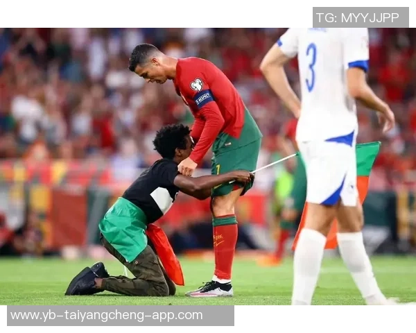 C罗禁区内精彩瞬间连连失误脚后跟射门因越位被判无效